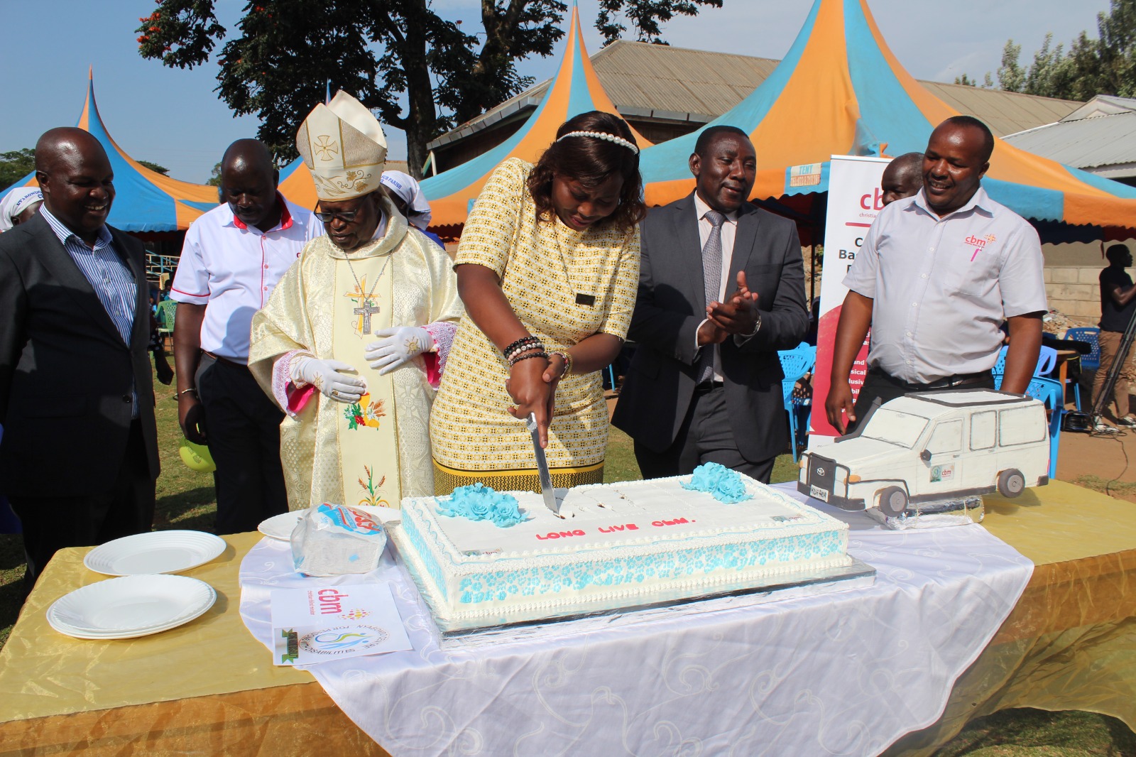 Cake cutting during the official ceremony